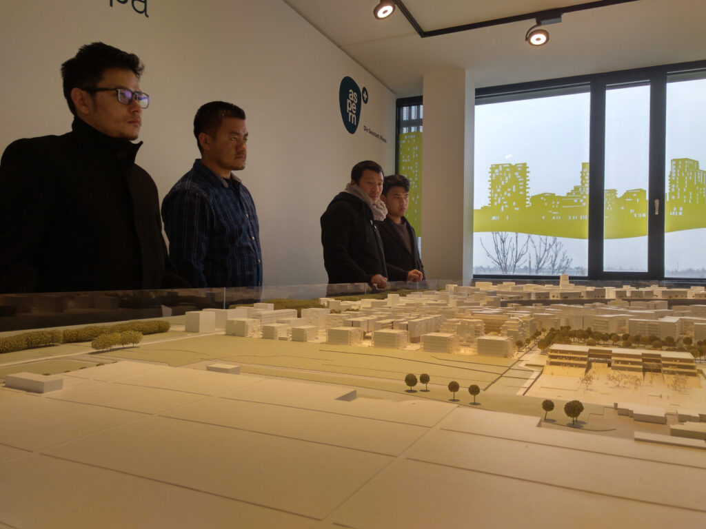 Visit of ASPERN Seestadt Development AG office, examining the model of the development area Picture by Austrian Institute of Technology GmbH